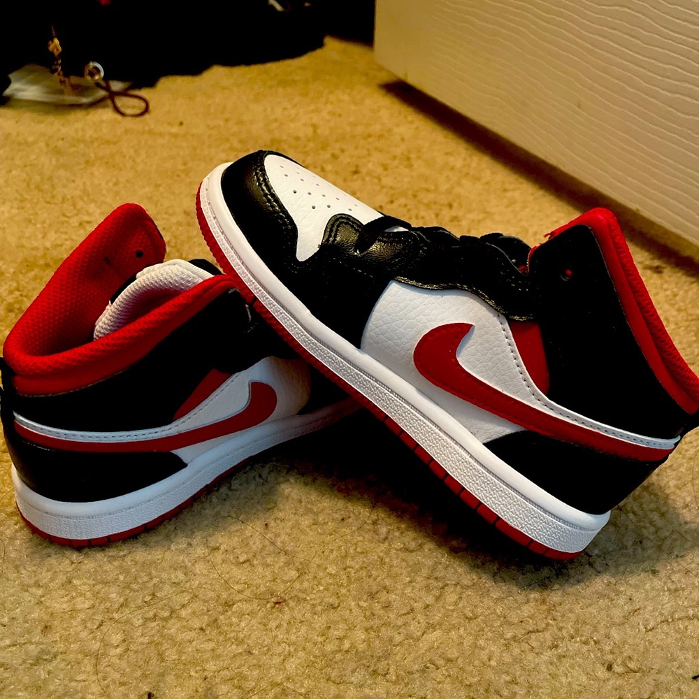 Brand new NIKE toddlers size 9C